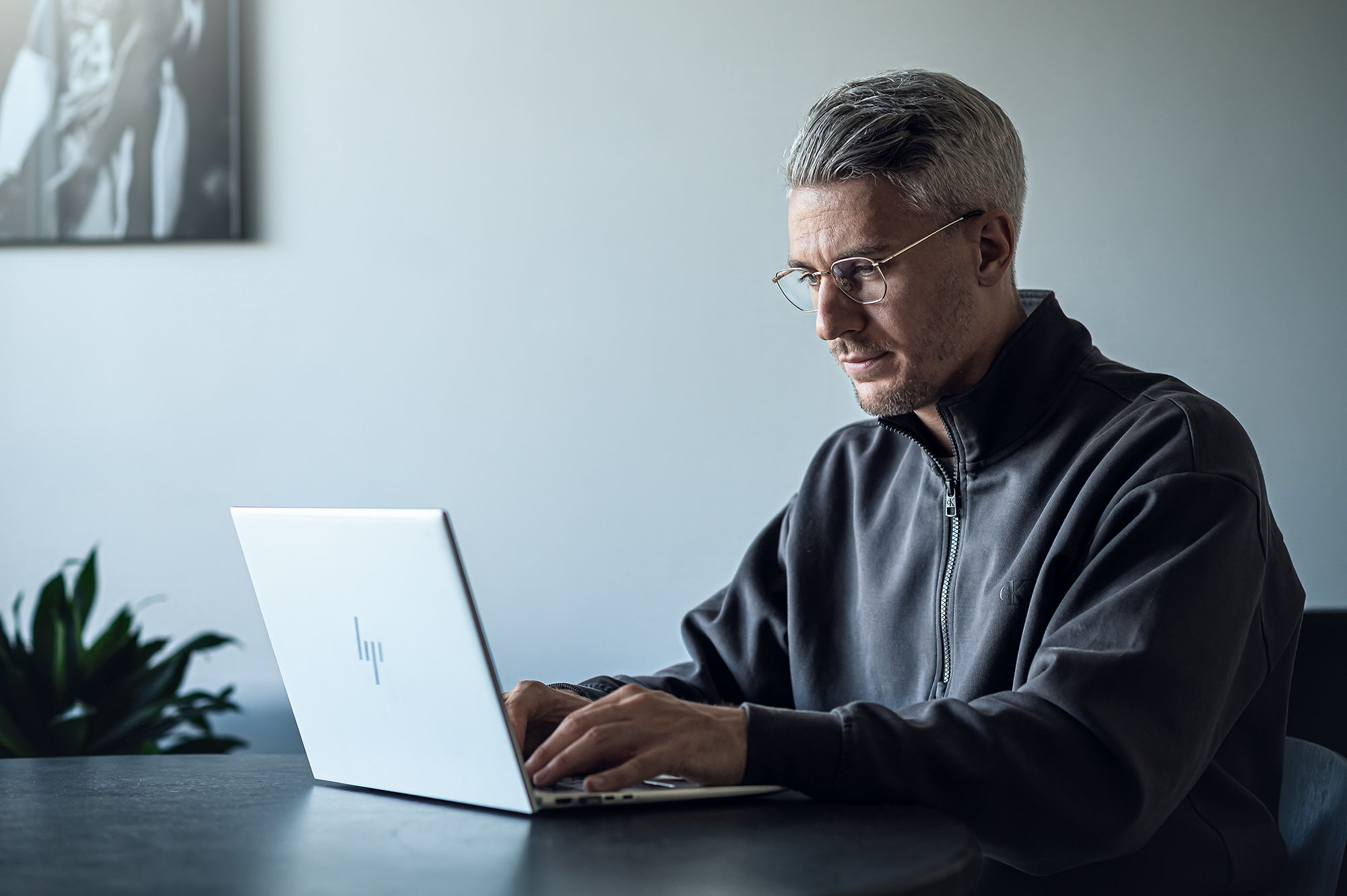Anthony Leger travaillant sur son ordinateur